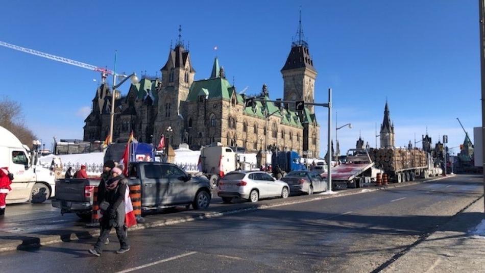 抗议者将卡车车队停在渥太华国会山庄外