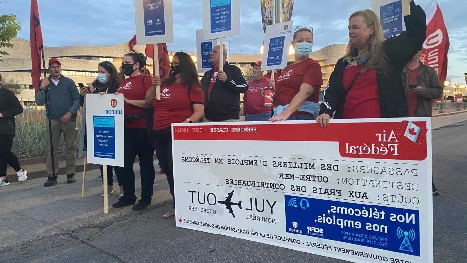 工会成员抗议将电信工作留在加拿大