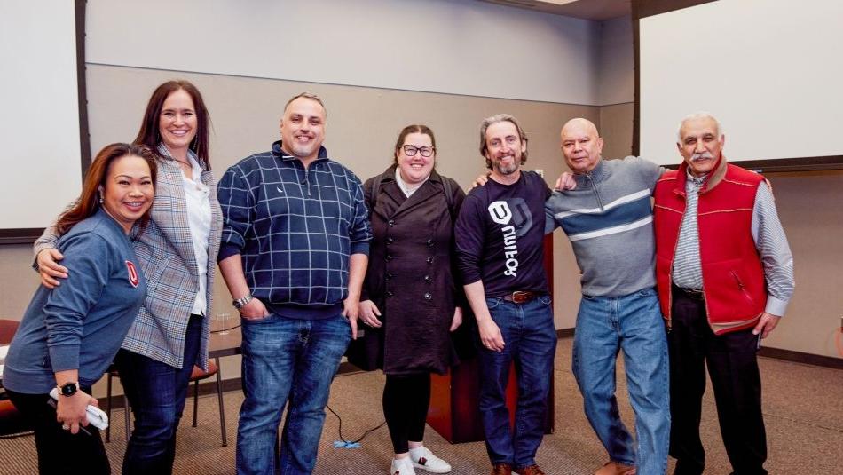 七个人站在温哥华BWP会议上拍照