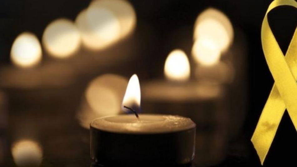 哀悼日，黄丝带和点燃的蜡烛 