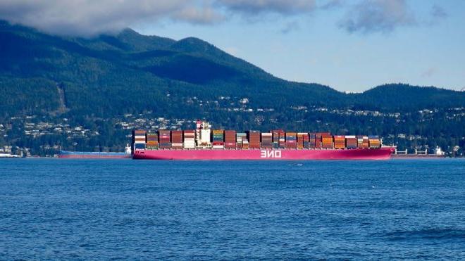 Un navire porte-conteneurs au large de Vancouver.